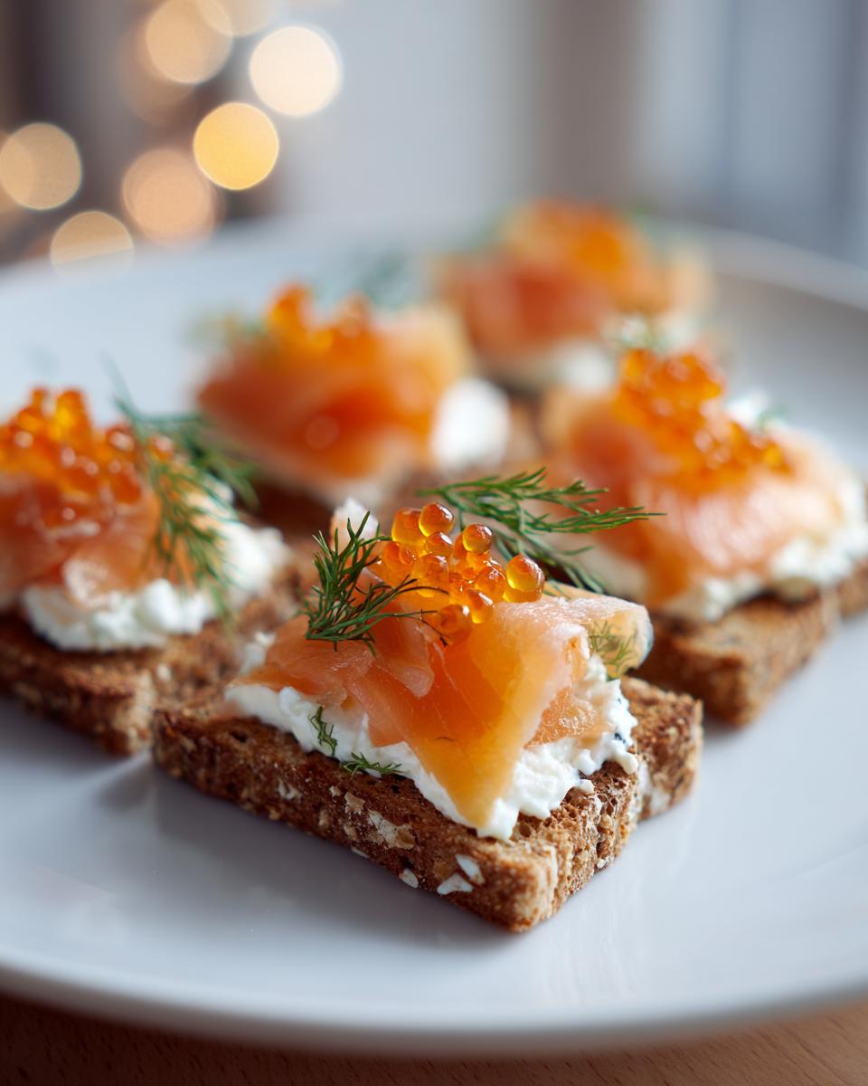 Canapés fríos para navidad con salmón ahumado, queso crema y eneldo sobre pan integral