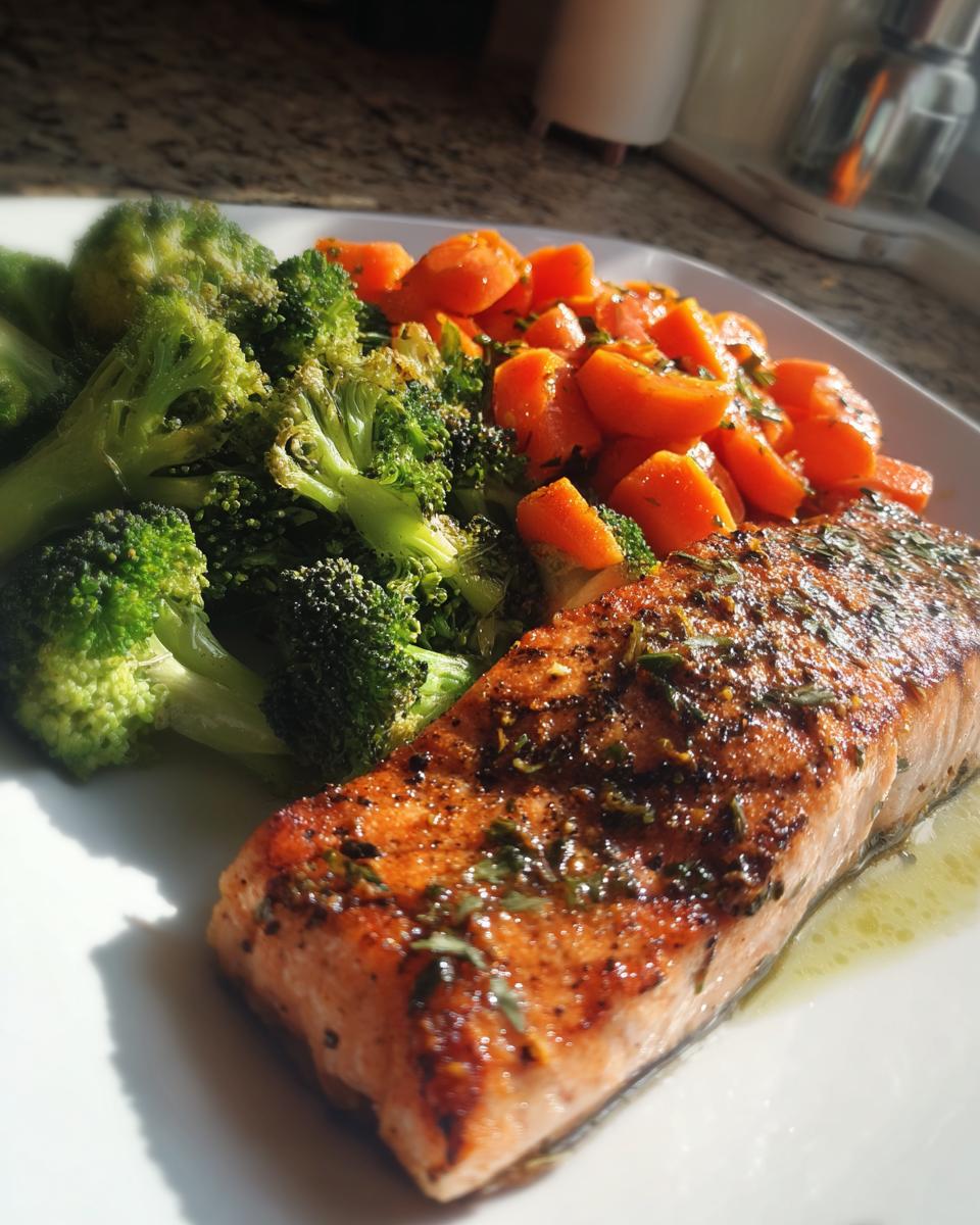 Plato con filete de salmón acompañado de brócoli y zanahorias, cena saludable San Valentín
