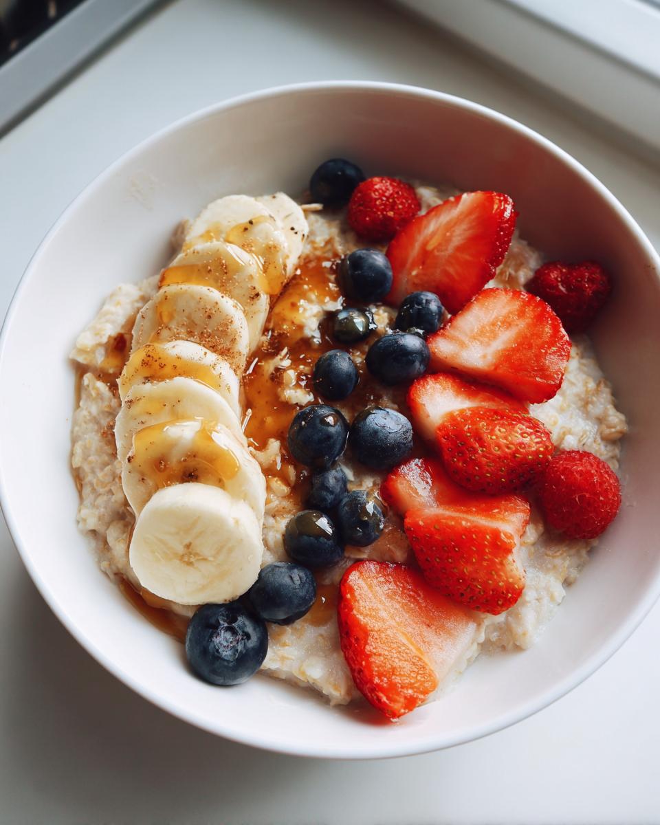 Tazón de avena con fresas, plátano, arándanos y miel, un desayuno con avena fáciles