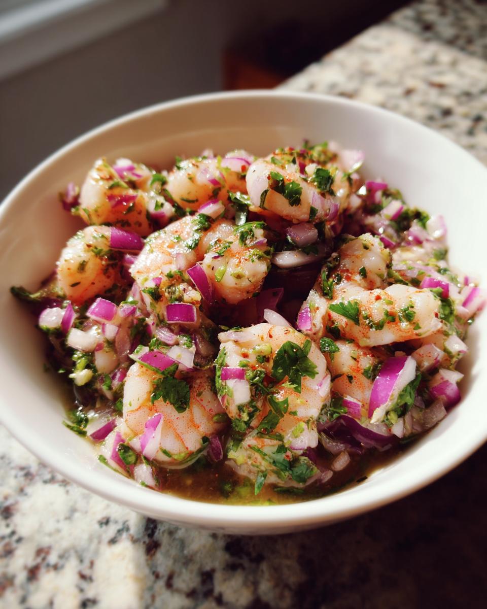 Ensalada de camarones con cebolla morada y cilantro en un tazón blanco
