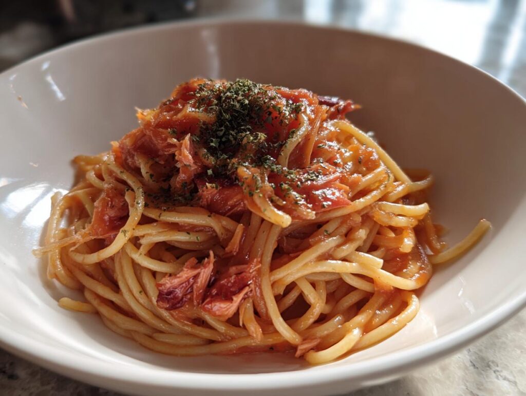 Plato de espaguetis con salsa de tomate y hierbas, receta económica para estudiantes