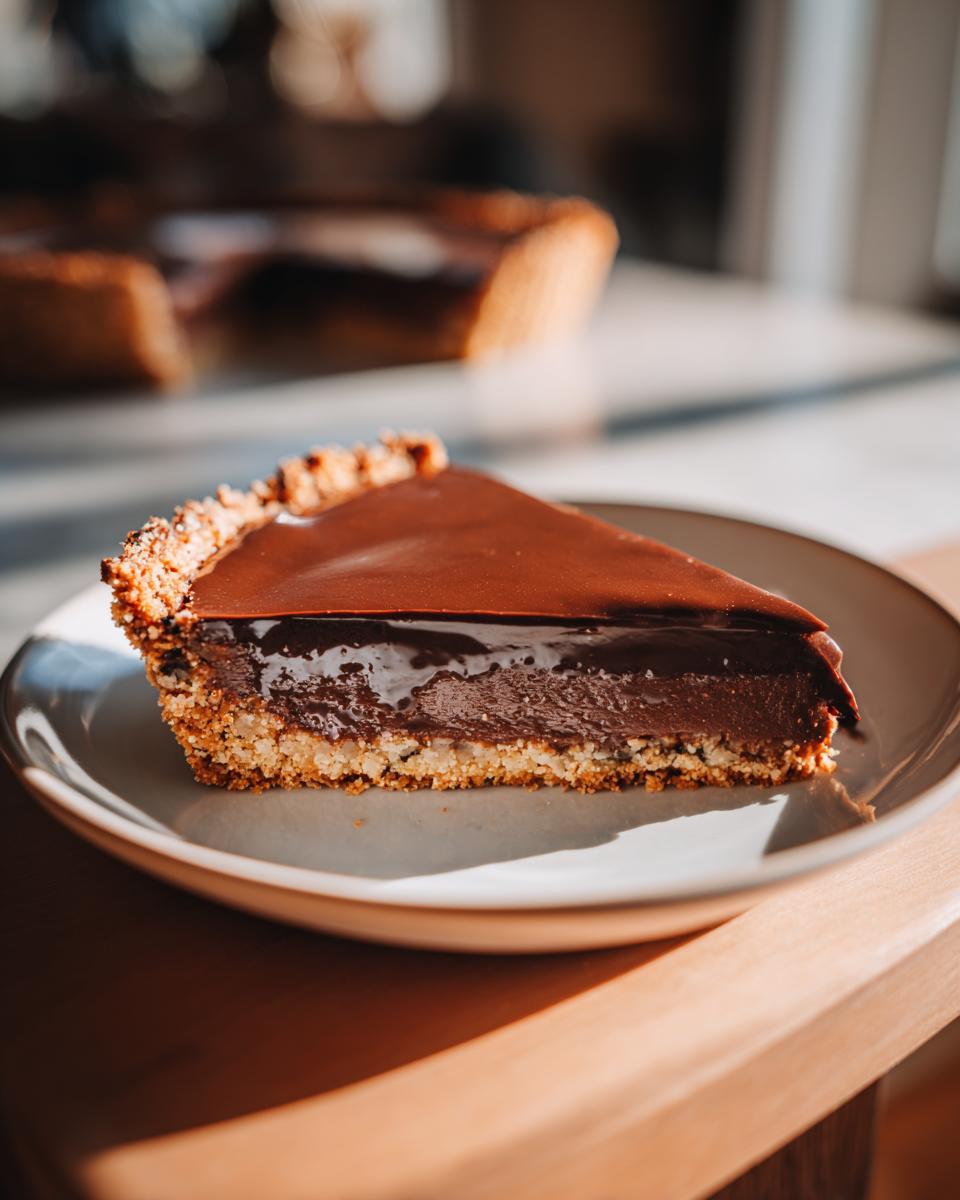 Rebanada de postres de Pascua con chocolate en plato gris sobre mesa de madera